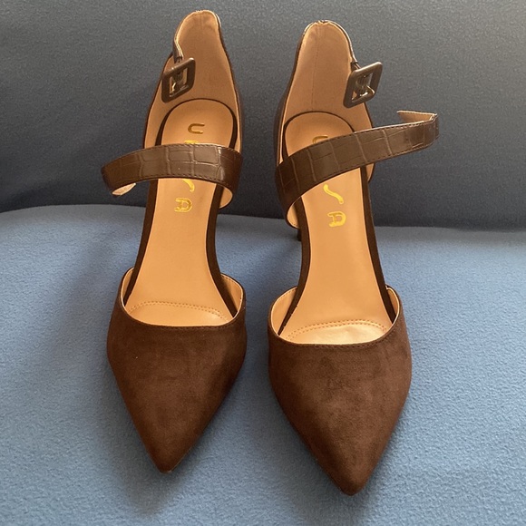 New very classic and elegant shoes with 4” heels by Unisa size 9 - Picture 2 of 16